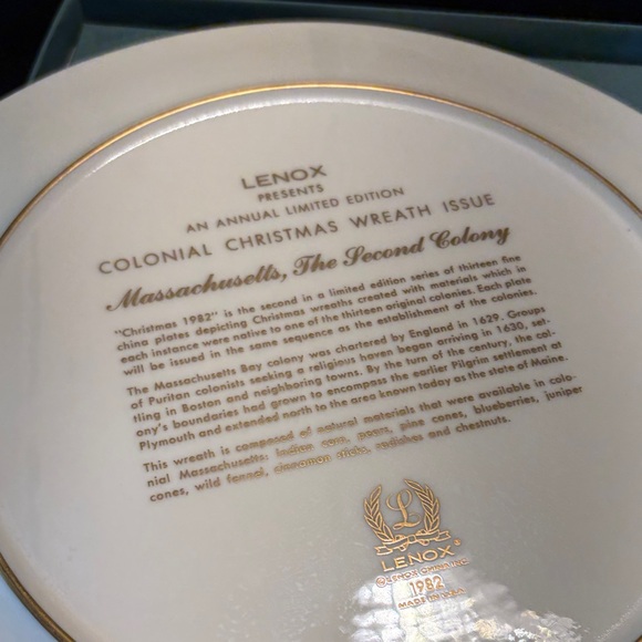 Lenox Holiday Wreath Plate with Multicolor Design - Picture 3 of 6